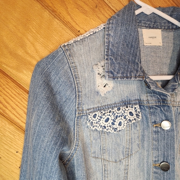 Francesca's Harper distressed lace detailed light wash denim jacket size small - Picture 3 of 11